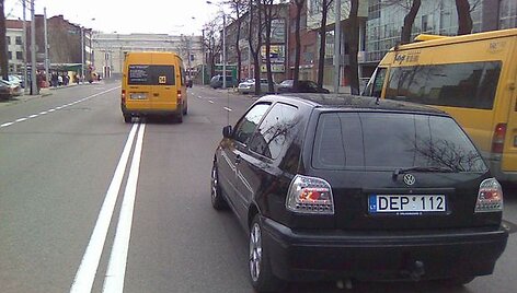 Mikroautobusas taranavo &bdquo;VW Golf&ldquo;.