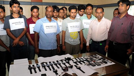 Banglade&scaron;e studentai ir kiti laikantys egzaminus dėl darbo gaudavo atsakymus į rankinius laikrodžius primenančius mobiliuosius. 