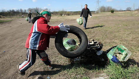 Pasidaliję šiukšlių maišus, pirštines ir specialius įrankius kauniečiai ėmėsi tvarkyti aplinką.