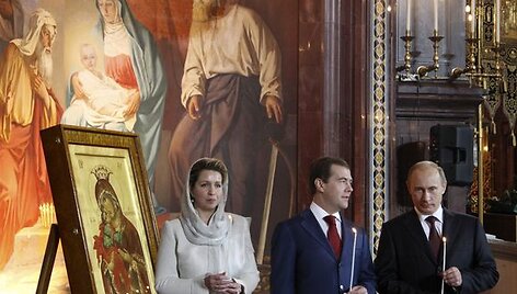 Rusijos prezidentas Dimitrijus Medvedevas (viduryje), jo žmona (kairėje) ir Vladimiras Putinas (de&scaron;inėje) dalyvavo velykinėse pamaldose Maskvos ortodoksų bažnyčioje.