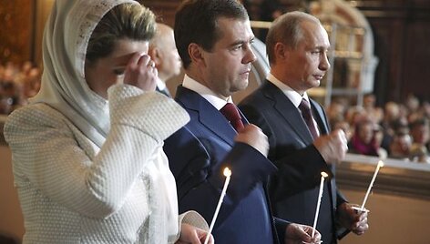 Dmitrijus ir Svetlana Medvedevai ir Vladimiras Putinas dayvavo velykinėse pamaldose Maskvos ortodoksų bažnyčioje.