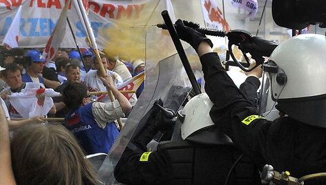 Var&scaron;uvoje darbininkai susirėmė su policija.
