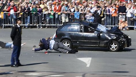 Automobilis įlėkė į minią, laukusią pasirodysiančios karali&scaron;kosios &scaron;eimos.