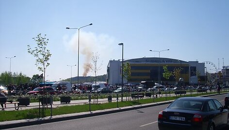 Mi&scaron;ko gaisras prie Vilniaus &bdquo;Akropolio&ldquo; buvo matomas nuo &bdquo;Siemens&ldquo; arenos.