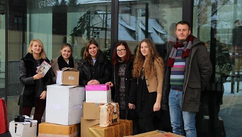 Almos Adamkienės labdaros ir paramos fondo remiamų bibliotekų lentynas papildys daugiau kaip 1000 moksleivių surinktų knygų. 