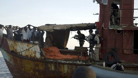 JAV laivynas Adeno įlankoje suėmė 17 Somalio piratų.