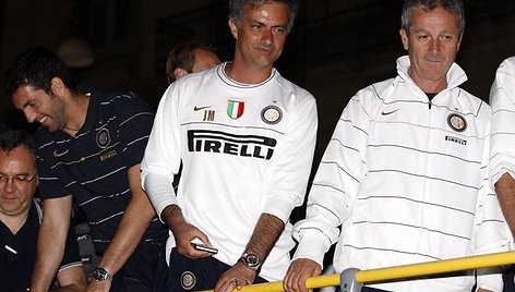 „Inter“  treneris J.Mourinho (vidury).