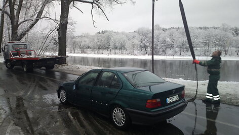 I&scaron; Neries i&scaron;trauktas naktį nuskendęs automobilis BMW. 
