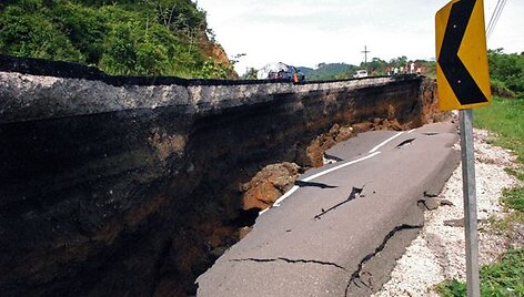 Hondūro ekonomikos centrą sukrėtė stiprus žemės drebėjimas. 