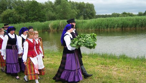 Negrįžusiųjų i&scaron; marių atminimui buvo plukdomi ąžuolo vainikai.