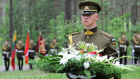 Pirmadienį Auk&scaron;tuosiuose Paneriuose Vilniuje paminėtos Lietuvos vietinės rinktinės karių savanorių su&scaron;audymo 65-osios metinės. 