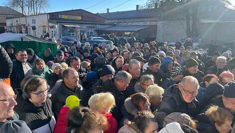 &Scaron;e&scaron;tadienio rytą &Scaron;ilutės Halės turguje prie nemokamo pieno būriavosi minia žmonių.