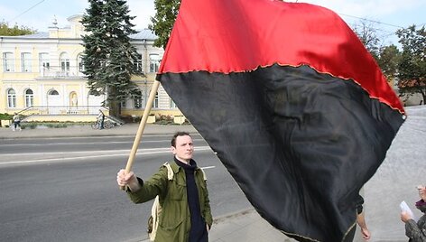 Prie Jungtinės Karalystės ambasados Vilniuje piketuoja Londone teisiamą lietuvį palaikantys tautiečiai.