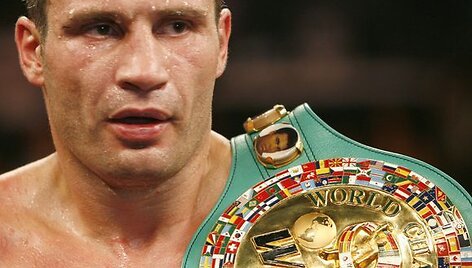 38 metų ukrainietis Vitalijus Kličko &scaron;e&scaron;tadienį Los Andžele (JAV) apgynė sunkaus svorio pasaulio bokso čempiono titulą pagal WBC (World Boxing Council) versiją.