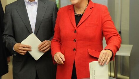 Vokiečiai sekmadienį balsuoja visuotiniuose rinkimuose, per kuriuos Angela Merkel tikriausiai laimės antrą mandatą vadovauti pasaulinės recesijos paveiktai ir dėl savo vaidmens Afganistane nesutariančiai &scaron;aliai.