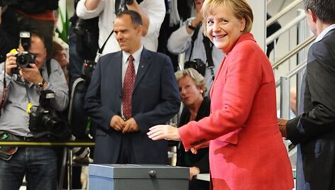 Vokiečiai sekmadienį balsuoja visuotiniuose rinkimuose, per kuriuos Angela Merkel tikriausiai laimės antrą mandatą vadovauti pasaulinės recesijos paveiktai ir dėl savo vaidmens Afganistane nesutariančiai &scaron;aliai.