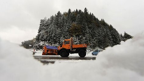 Antradienį &Scaron;iaurės Vokietiją, &Scaron;veicariją, Lenkiją ir Rusiją užklojo pirmasis sniegas. Lenkijoje sniego storis vietomis siekė iki 40 centimetrų. &Scaron;veicarijoje ir Vokietijoje trumpam buvo sutrikdytas eismas kalnų keliais.
