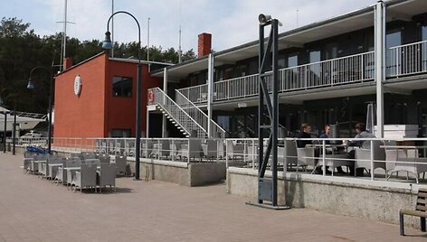 Vietoje duris užvėrusio &bdquo;Caca&ldquo; restobaro Smiltynės jachtklube &scaron;ią vasarą &scaron;eimininkaus amerikieti&scaron;kos maisto kultūros atstovas &ndash; grill restoranas &bdquo;Smoke by Chef the viking&ldquo;, kuriam vadovauja garsus &scaron;efas Vylius Blauzdavičius.