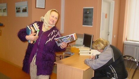 Panevėžio 9&ndash;osios vidurinės mokyklos bibliotekininkė D.Jucienė (kairėje) piktinasi dėl i&scaron;jungto &scaron;ildymo, bet stengiasi neprarasti humoro jausmo.