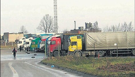 Anot vilkikų vairuotojų, jiems kur kas patogiau laukti aik&scaron;telėje net ir mokant po 43 litus, o ne &bdquo;gyvoje&ldquo; eilėje gatvėje.
