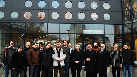 Vroclavo technikos universiteto (Lenkija) studentai savo fakulteto pastato i&scaron;orę papuo&scaron;ė giganti&scaron;ku &scaron;viesos diodų laikrodžiu.