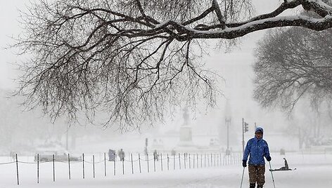 Rytinėje Amerikos pakrantėje, siaučiant sniego audroms, vietomis i&scaron;krito iki 40 cm sniego, nutrauktas elektros energijos tiekimas, paralyžiuotas eismas. 
