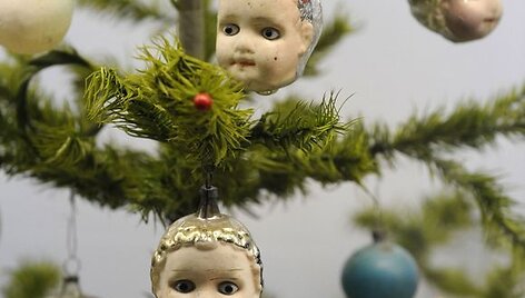 Lėlių veidais puo&scaron;tas Kalėdų medis