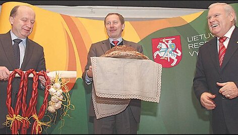 &bdquo;Metų gaminio&ldquo; laureatai atsiėmė medalius, o premjerui A.Kubiliui (kairėje) visų &scaron;alies gamintojų vardu įteikta speciali &bdquo;antikrizinė&ldquo; dovana.