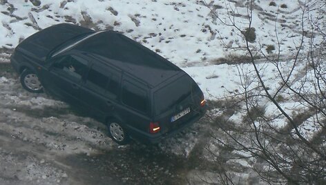 6 pažeidėjai &ndash; 2 &bdquo;Volswagen&ldquo;, BMW, &bdquo;Audi&ldquo;, &bdquo;Mercedes&ldquo; ir &bdquo;Mitsubishi Pajero&ldquo;, važinėję per pievas bei pėsčiųjų takus.