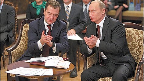 Rusijos tandemas: premjeras V.Putinas (de&scaron;inėje) ir prezidentas D.Medvedevas.