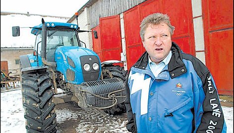 Žemės ūkio ministras K.Starkevičius, pailsėjęs Egipte, darbuojasi savo ūkyje Kauno rajone.