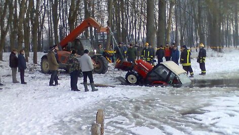 Ant tvenkinio ledo trasą automobilių varžyboms ruo&scaron;ęs lengvasis traktorius atsidūrė vandenyje, traktorininkas i&scaron;sigelbėjo.