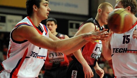 Vilniaus &bdquo;Lietuvos ryto&ldquo; ekipa su pasikeitusia sudėtimi tęsia Lietuvos krep&scaron;inio lygos (LKL) sezoną. &Scaron;į vakarą sostinės krep&scaron;ininkai namuose bando jėgas su Panevėžio &bdquo;Techaso&ldquo; klubu. 