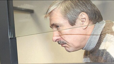 Nuosprendžio B.Ivanauskas klausėsi akmeniniu veidu, nors per teismo posėdžius buvusią žmoną bei visus ją palaikančiuosius varstė tulžingais žvilgsniais.