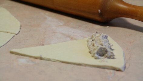 Ant kiekvienos dalies platesnės vietos dėkite po vieną &scaron;auk&scaron;tą &bdquo;Riccotos&ldquo;&ndash;rie&scaron;utų kremo.