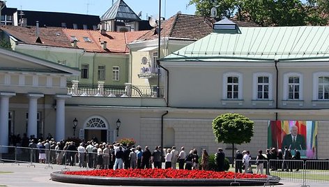 Prezidentą A.Brazauską į paskutinę kelionę palydėti plūsta visuomenė.