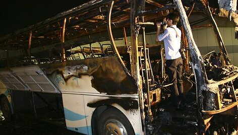 Kinijoje užsiliepsnojo autobusas. 
