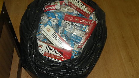 Visagine sulaikytas asmuo, gabenęs beveik 1000 cigarečių pakelių.