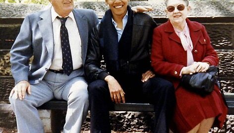 B.Obama su seneliais.