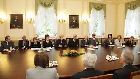 Prezidentė Dalia Grybauskaitė su menų akademijų atstovais aptarė auk&scaron;tojo mokslo finansavimo, priėmimo į menų studijas problemas. 