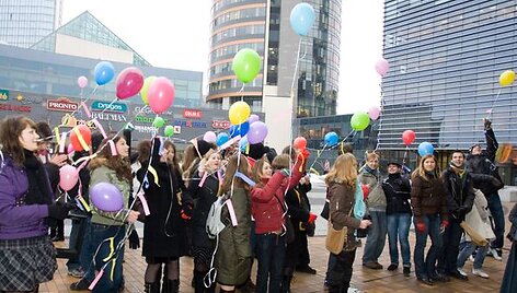 Tarptautinę tolerancijos dieną Europos aik&scaron;tėje į dangų kilo 100 įvairiaspalvių balionų, ne&scaron;ė vaikų linkėjimus Vilniui. 