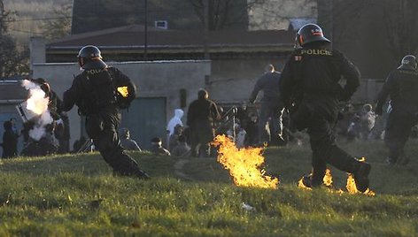 Čekijoje – neonacistų susirėmimai su policija.