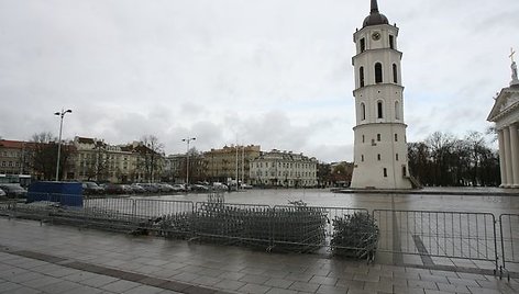 Katedros aikštėje darbininkai jau montuoja pagrindinę miesto Kalėdų puošmeną. 