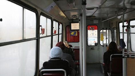 Ekranus vie&scaron;ajame miesto transporte įrengusi bendrovė paskendo skolose transporto įmonėms. 