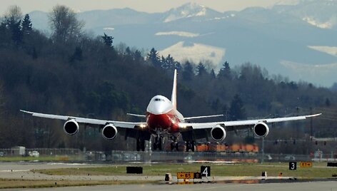 Ilgiausias keleivinis lėktuvas &bdquo;Boeing 747-8 Intercontinental&ldquo;  atliko pirmąjį skrydį.