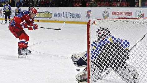 V.Putinas – ledo ritulio treniruotėje. 