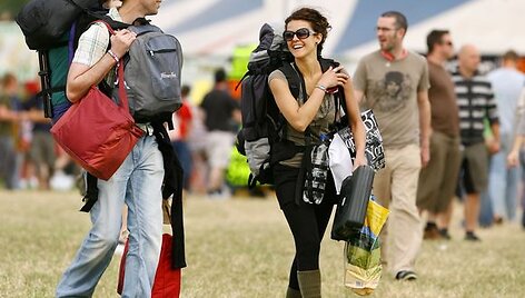 Didžiojoje Britanijoje vykstantis Glastonberio festivalis kasmet sutraukia daugiau kaip 100 tūkst. žmonių, jis populiarus savo &scaron;okiais purve ir garsiausių atlikėjų pasirodymais.