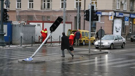 Gedimino prospekto gale stovintis &scaron;viesoforas ketvirtą kartą nukentėjo nuo tinkamo greičio nesugebančių pasirinkti vairuotojų. 