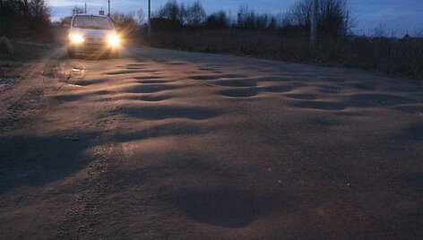 Pa&scaron;alus greideris į Bani&scaron;kių gatvę nebeužsuka, todėl gyventojai turi gerokai pasikratyti važiuodami per i&scaron;mu&scaron;tas duobes. 