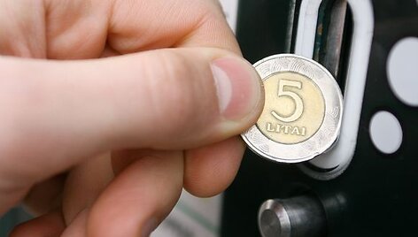 Kauno miesto taryba nutarė leisti vairuotojams miesto centre &scaron;ventiniu laikotarpiu savo automobilius statyti nemokamai. 